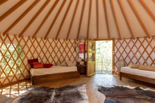 Una habitación con 2 camas en una yurta en Bed and Breakfast Le Pianore, en Cinigiano