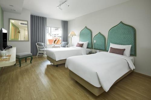 Postel nebo postele na pokoji v ubytování 56 Surawong Hotel Bangkok