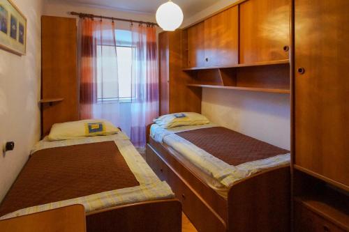 Habitación pequeña con 2 literas. en Apartman Gržin, en Mošćenička Draga