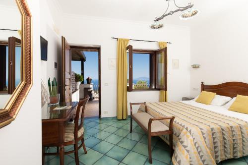 Un pat sau paturi într-o cameră la Monte Solaro Bed & Breakfast