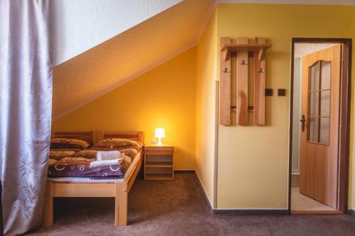 Postel nebo postele na pokoji v ubytování Penzion Samorost