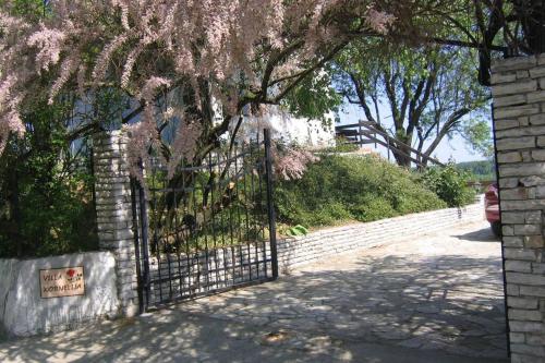 Κήπος έξω από το Villa Kornelija