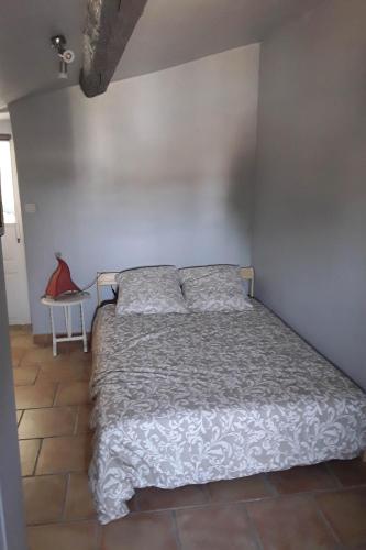 une chambre avec un lit et une table dans une pièce dans l'établissement Studio entre Cévennes et Camargue, à Montfrin