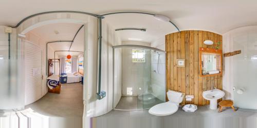 ein Bad mit einer Dusche, einem WC und einem Waschbecken in der Unterkunft Alma Brava in Itajaí
