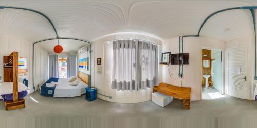 um quarto grande com duas camas e uma televisão em Alma Brava em Itajaí