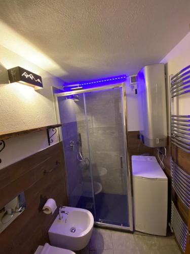 Ванна кімната в Baita delle marmotte CIR n 0012