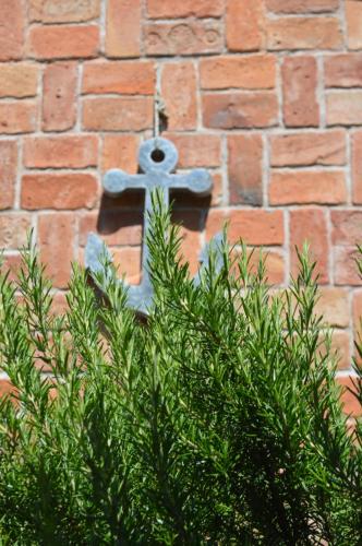 a cross on the side of a brick wall at Bootshaus in Eisenstadt