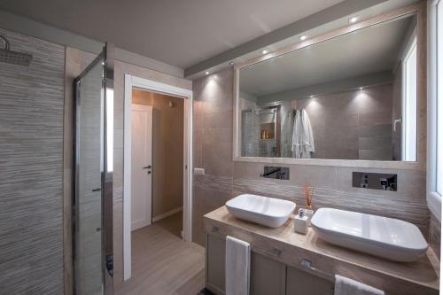 a bathroom with two sinks and a mirror at Villa Aurora in Pula