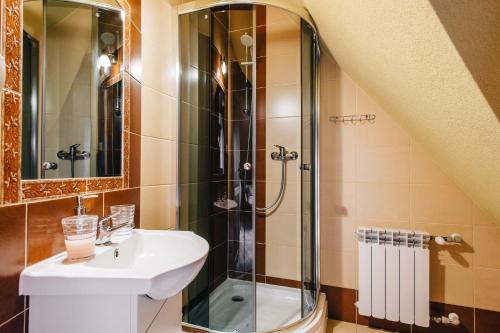 a bathroom with a shower and a sink at Apartamenty U Jagielonki in Poronin