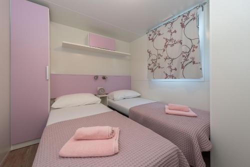 Posteľ alebo postele v izbe v ubytovaní Mobile home Pecten 03