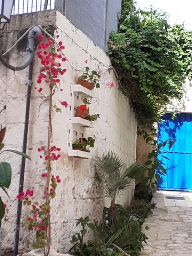 a building with flowers on the side of it at Il cortile della monaca in Brindisi