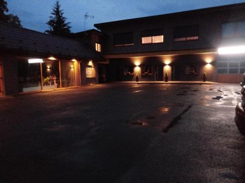un parking vide devant un bâtiment la nuit dans l'établissement Noclegi na Heweliusza, à Sanok