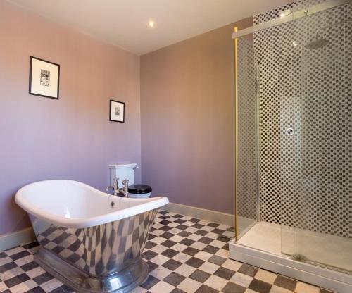 een badkamer met een bad en een douche bij Abbots Leigh B&B in Glastonbury