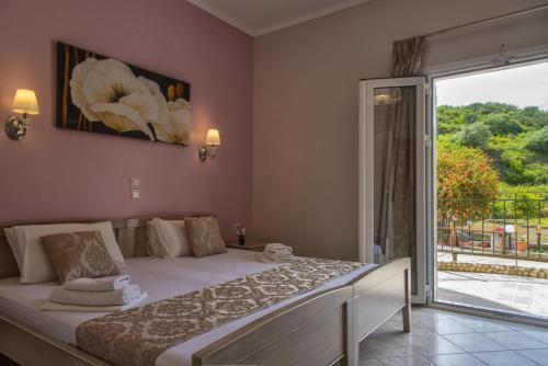 Postel nebo postele na pokoji v ubytování Villa Perkemes Apartments Parga