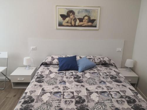 1 dormitorio con 1 cama y una foto en la pared en Pontassieve Guest house Centro Storico Appartamento 20 minuti da Firenze, en Pontassieve
