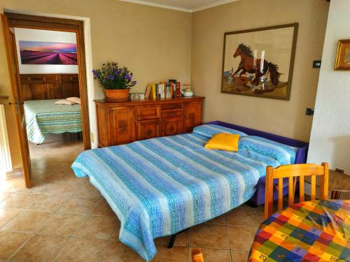 ein kleines Schlafzimmer mit einem Bett und einem Spiegel in der Unterkunft Da Miki in Chiomonte