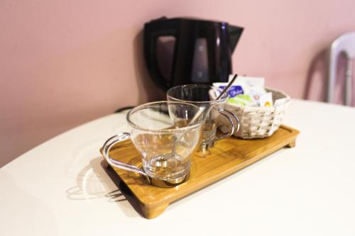 una bandeja con dos vasos vacíos en una mesa en Hostal Goya Suites, en Salamanca