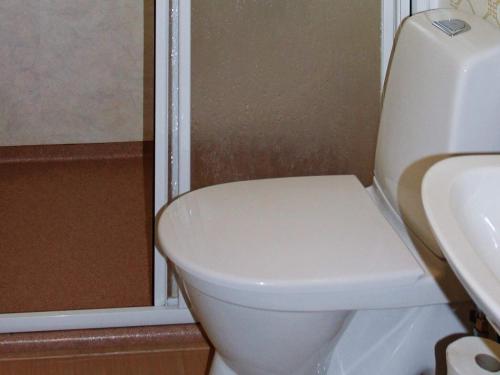 BrastadにあるHoliday home BRASTAD Vのバスルーム(白いトイレ、シンク付)