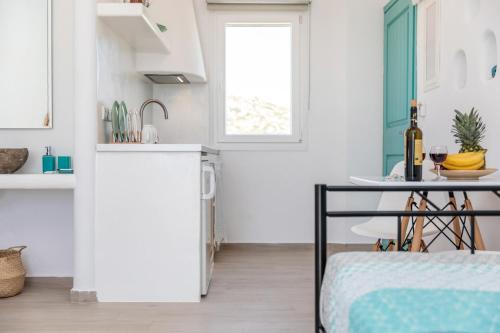 Η κουζίνα ή μικρή κουζίνα στο Beachfront Private Suites at Kalais - Stunning Sea & Sunset Views, Bus Stop Outside, Easy Naxos Town Access, Free Beach Chairs