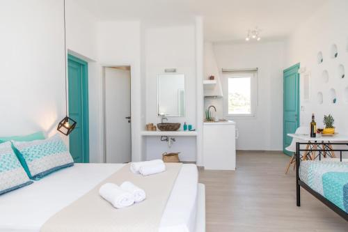 Ένα ή περισσότερα κρεβάτια σε δωμάτιο στο Beachfront Private Suites at Kalais - Stunning Sea & Sunset Views, Bus Stop Outside, Easy Naxos Town Access, Free Beach Chairs