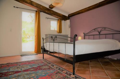 1 dormitorio con cama y ventana grande en Domaine Hemmitage, en Salernes