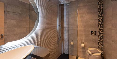 La salle de bains est pourvue d'une baignoire, d'une douche et de toilettes. dans l'établissement On the sand 1, à Paleóchora