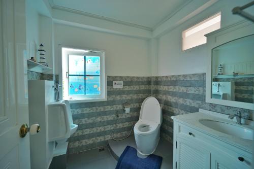 a bathroom with a toilet and a sink at DD Hut Koh Tao in Koh Tao