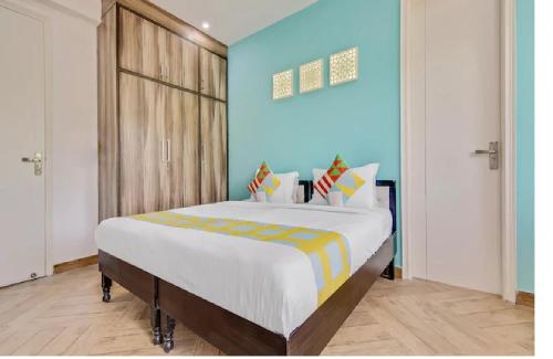 グルガオンにあるNUAB House - Near Fortis, MAX, MEDANTA, Paras Hospitals and HUDA Metroの青い壁の大きなベッドのある寝室