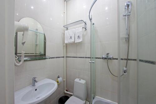 La salle de bains est pourvue d'une douche, de toilettes et d'un lavabo. dans l'établissement White & Black Home, à Saint-Pétersbourg