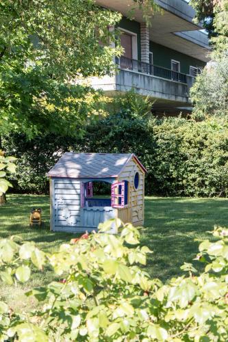 a small dog house sitting in the grass at Villa Boninsegna - Wine Enoteca Verdi - in Castel d'Azzano