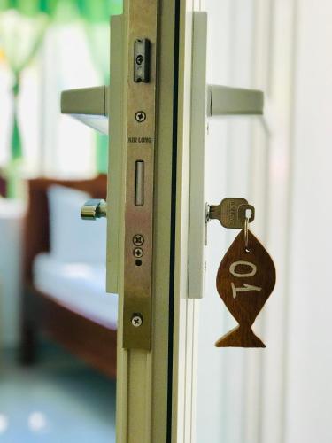a door with a lock on it with a key at Nhi Lo Home Stay in Tân Hiệp