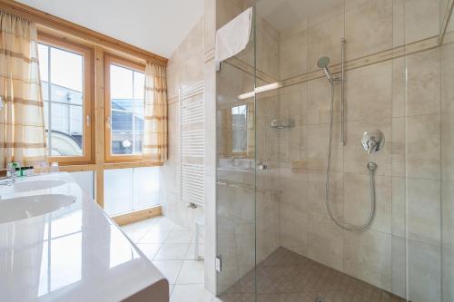 
a bathroom with a shower, sink, and tub at Wohlfühlhotel Garni KERSCHDORFER - adults only in Kaltenbach
