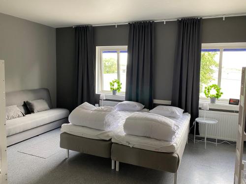 Un pat sau paturi într-o cameră la De la Gardie Park Vandrarhem Hostel