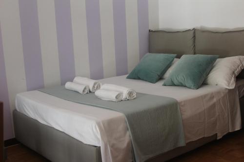 1 cama con 2 toallas plegables encima en Monolocale nel Centro Storico di Sesto Calende, en Sesto Calende