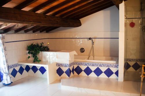 La salle de bains est pourvue de carrelage bleu et blanc et d'une baignoire. dans l'établissement Casa vacanze Casalsole, à Vinci