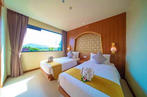 Un ou plusieurs lits dans un hébergement de l'établissement Maikhao Palm Beach Resort - SHA Plus
