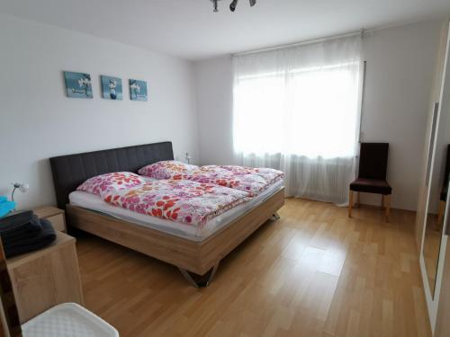 1 dormitorio con cama y ventana en Gemütliche 90 qm Wohnung in Saarburg, zentral gelegen, Garten mit Aussicht, separater Eingang en Saarburg