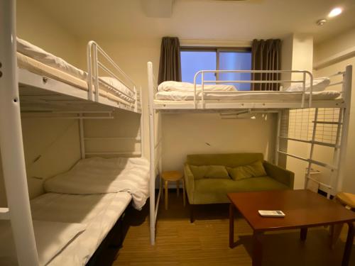 מיטה או מיטות קומותיים בחדר ב-JAM Hostel Kyoto Gion
