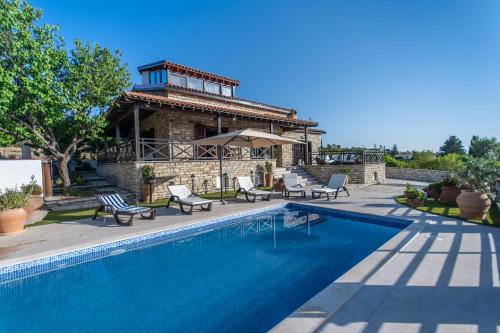 uma piscina em frente a uma casa em Lefkara Villa em Kato Lefkara