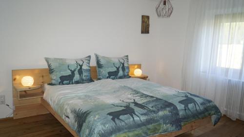 Una cama o camas en una habitación de Haus Martinsklause