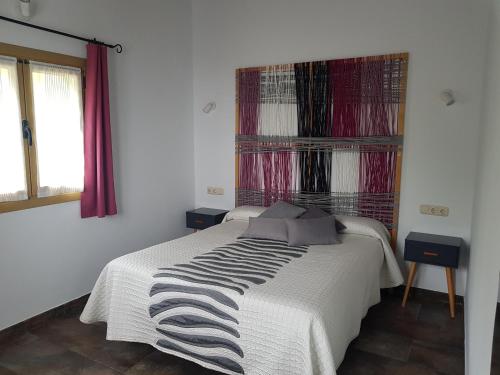 1 dormitorio con 1 cama blanca grande y ventana en Harrigain, en San Sebastián