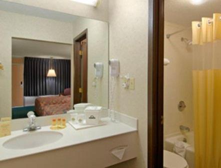 Bilik mandi di Days Inn by Wyndham Paducah I-24 Exit 4