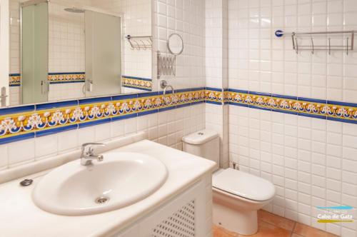 Ένα μπάνιο στο Apartamento EL CABO VI