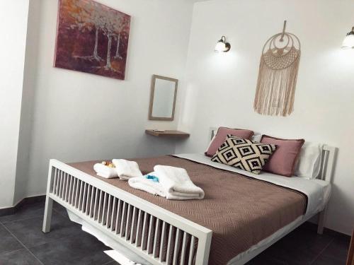 ein Schlafzimmer mit einem Bett mit Handtüchern darauf in der Unterkunft Katsikantaris Homes in Paphos City