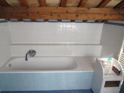 y baño con bañera y grifo. en Teodora Apartment en Rávena