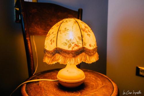 a lamp sitting on top of a wooden table at La Casa Imperfetta in Treviso