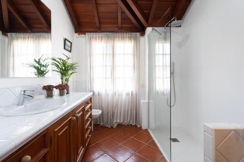 ラ・オロタバにあるPillowAbroad - La Casitaのバスルーム(シンク、シャワー付)