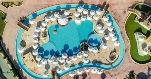 an overhead view of a pool at a resort at Green Leaves Hotel in Dawwār Abū Duray‘ah ‘Abd al Karīm