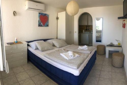sypialnia z dużym łóżkiem z ręcznikami w obiekcie Apartment sv.nikole w mieście Tribunj