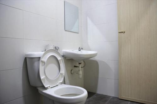 a bathroom with a toilet and a sink at Camlodge Budget Hotel in Cameron Highlands
